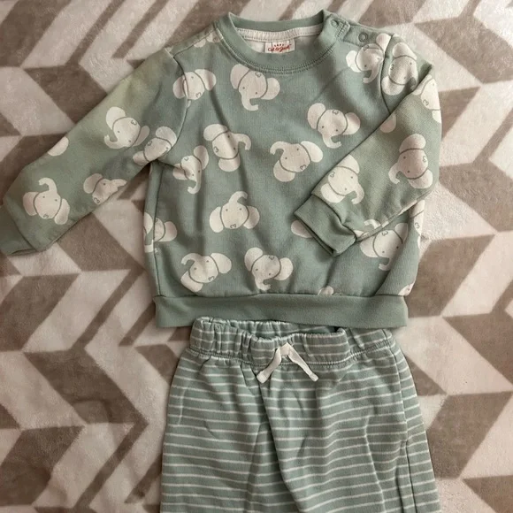 18 Month Girls cold weather Fall, Winter Bundle with Hoodies and Sweater outfits - Picture 11 of 11